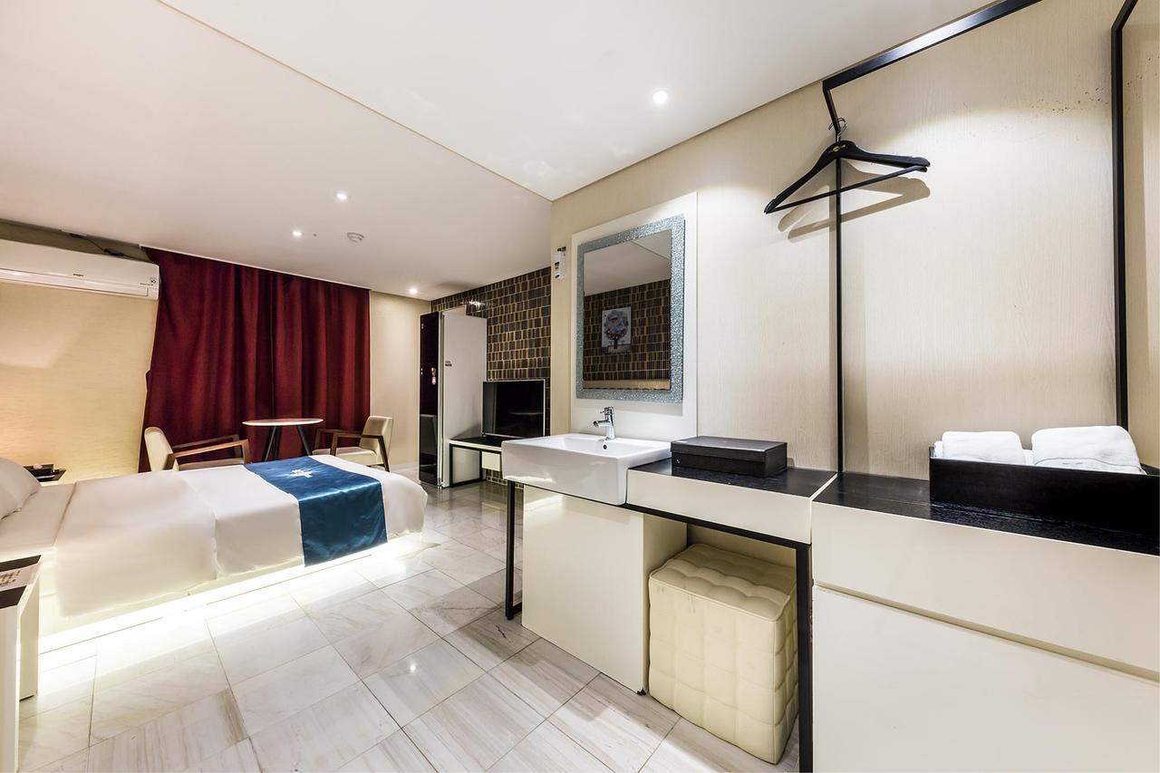 Cheonho Hotel The Blue Seoul Exterior photo